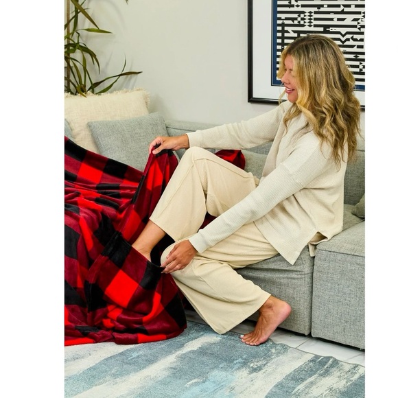 Muk Luks Luxurious and Soft Extra Large Red Family Throw Blanket,New - Picture 5 of 8